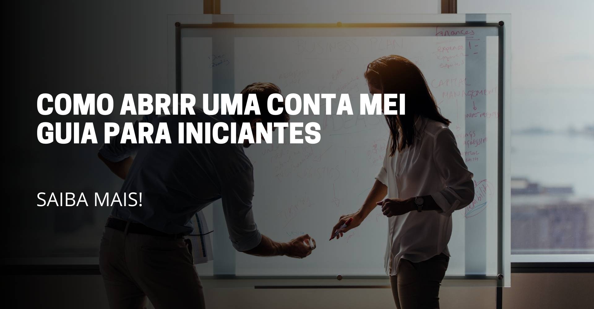 A imagem deste artigo reflete duas pessoas sentado lendo um documento que uma delas está segurando e no meio da imagem está escrito o título do artigo: Como abrir uma conta MEI guia para iniciantes