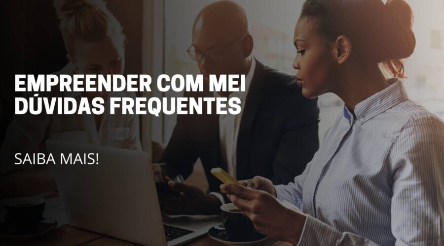 A imagem reflete 3 pessoas conversando em volta de um nootbok e no meio da imagem tem o nome do artigo: Empreender com MEI dúvidas frequentes