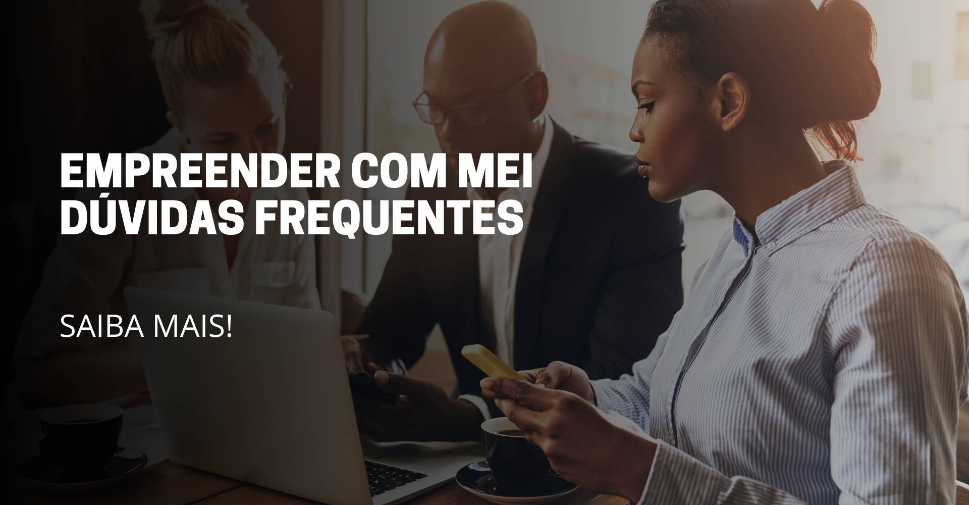A imagem reflete 3 pessoas conversando em volta de um nootbok e no meio da imagem tem o nome do artigo: Empreender com MEI dúvidas frequentes