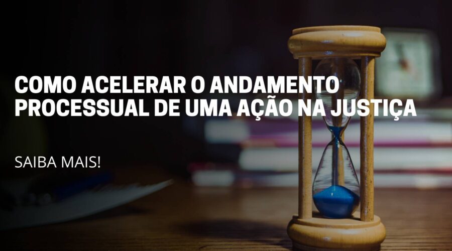 A imagem do artigo reflete uma ampulheta em cima e no meio está escrito o titulo do artigo: Como acelerar o andamento processual de uma ação na justiça