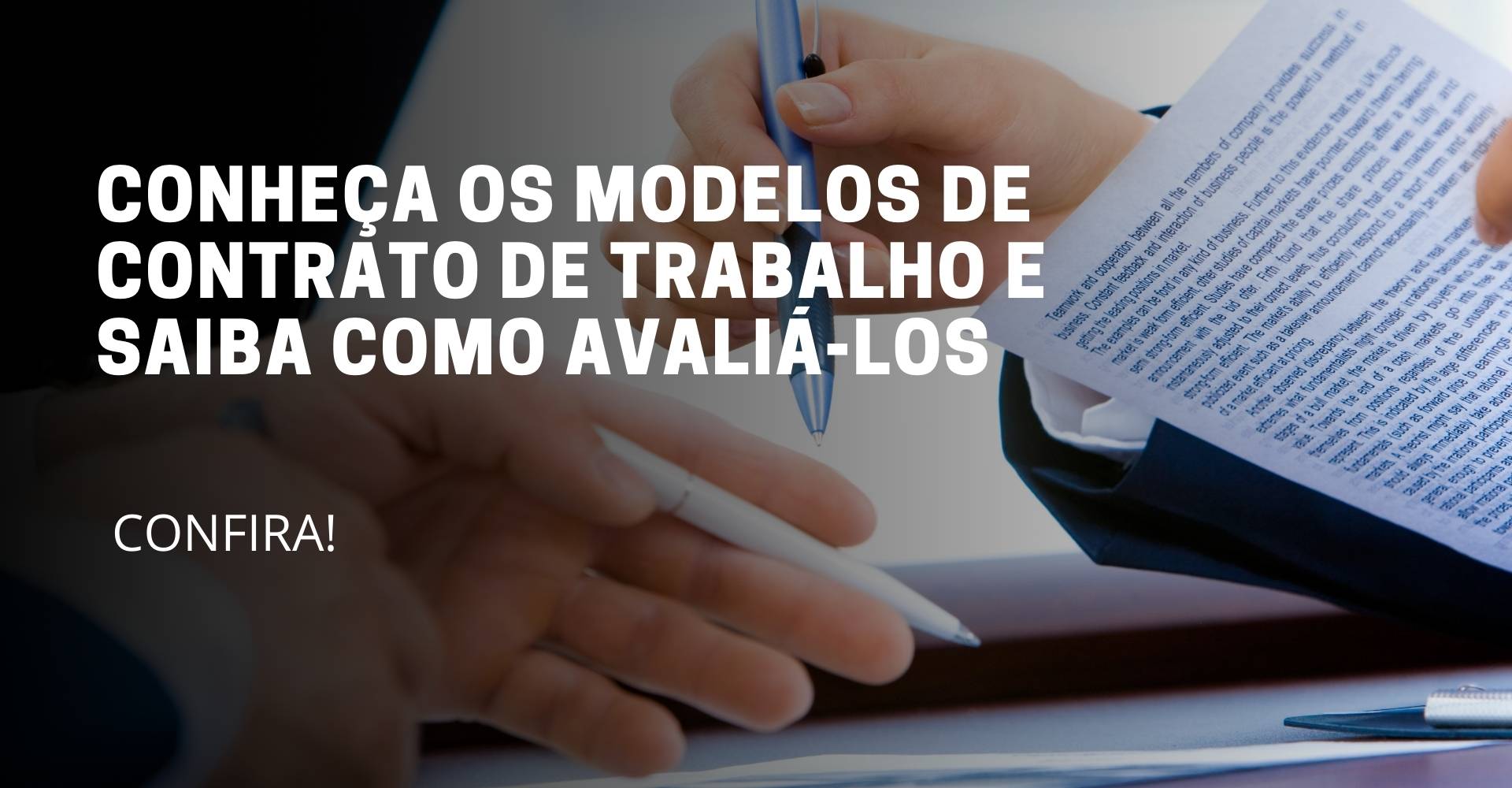 A imagem deste artigo reflete uma pessoa sentado lendo um contrato para assinar e no meio da imagem está escrito o título do artigo: Conheça os modelos de contrato de trabalho e saiba como avaliá-los.