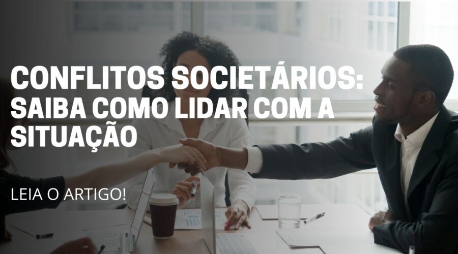 A imagem deste artigo reflete 3 pessoas sentado conversando, sendo que duas estão apertando a mão fechando alguma negociação e no meio da imagem está escrito o título do artigo: Conflitos societários: Saiba como lidar com a situação