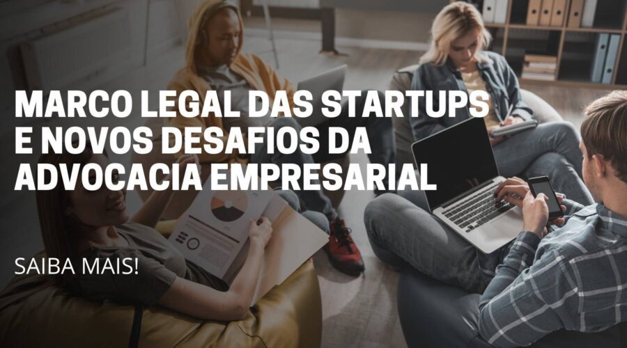 A imagem deste artigo reflete 4 pessoas em círculo sentada mexendo no notebook, e no meio da imagem está escrito o título do artigo: Marco Legal das Startups e novos desafios da advocacia empresarial