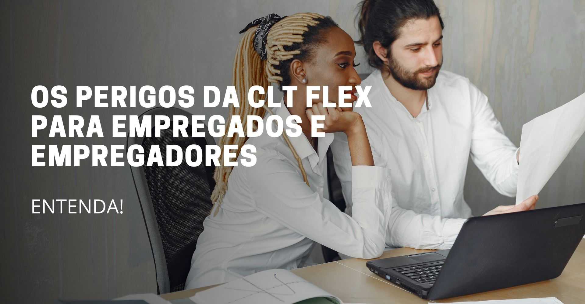 A imagem deste artigo reflete duas pessoas sentado lendo um documento que uma delas está segurando e no meio da imagem está escrito o título do artigo: Os perigos da CLT flex para empregados e empregadores.