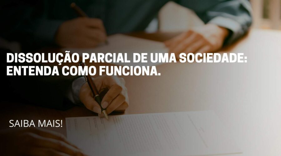 A imagem reflete 2 pessoas assinando um contrato em cima da mesa, no meio da imagem reflete o nome do Titulo: Dissolução parcial de uma sociedade: Entenda como funciona.