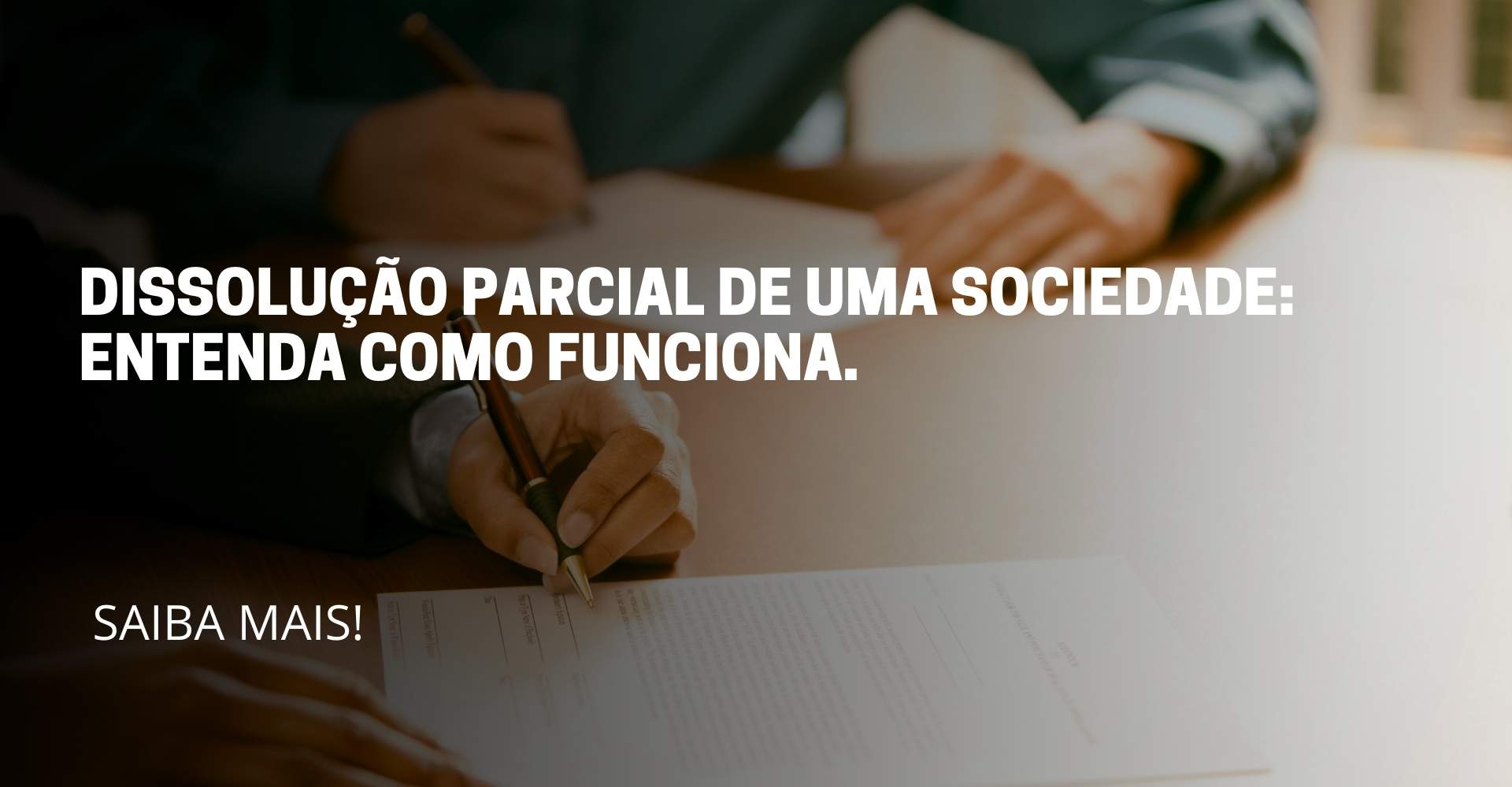 A imagem reflete 2 pessoas assinando um contrato em cima da mesa, no meio da imagem reflete o nome do Titulo: Dissolução parcial de uma sociedade: Entenda como funciona.