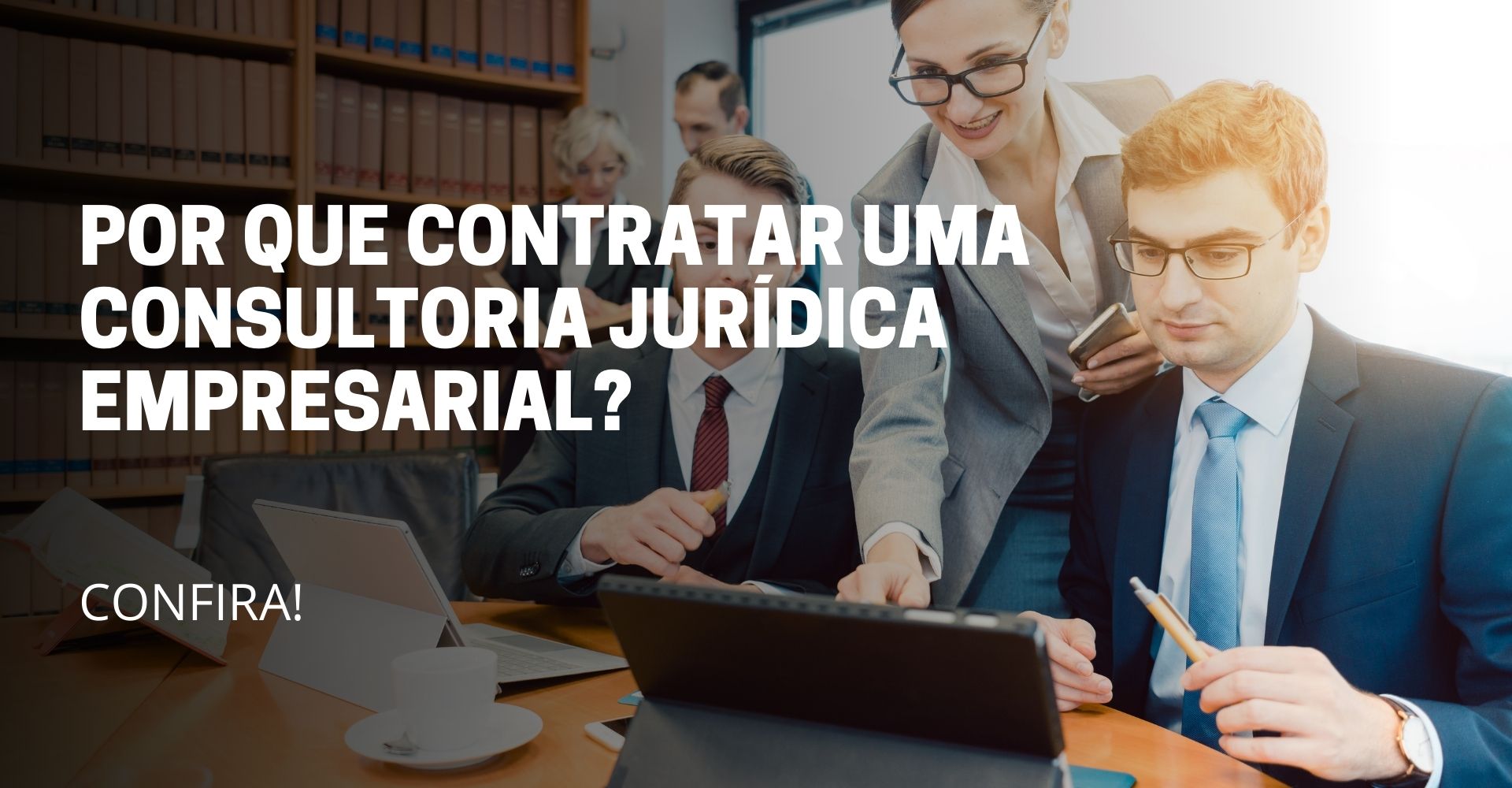 A imagem deste artigo reflete 5 pessoas conversando sobre algum assunto que está no notebook, e no meio da imagem está escrito o título do artigo: Porque contratar uma consultoria jurídica empresarial