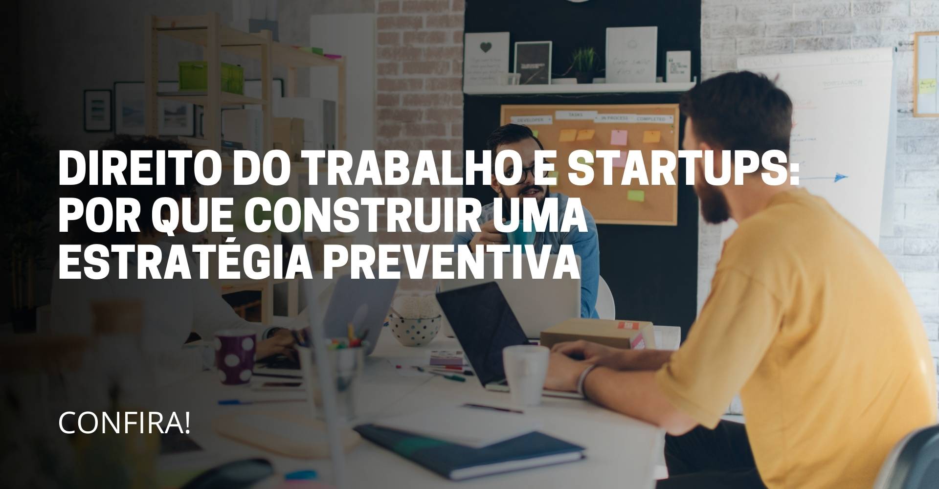 A imagem deste artigo reflete 2 pessoas sentada dentro de uma sala conversando e mexendo no computador e no meio da imagem está escrito o título do artigo: Direito do Trabalho e Startups Por que construir uma estratégia preventiva