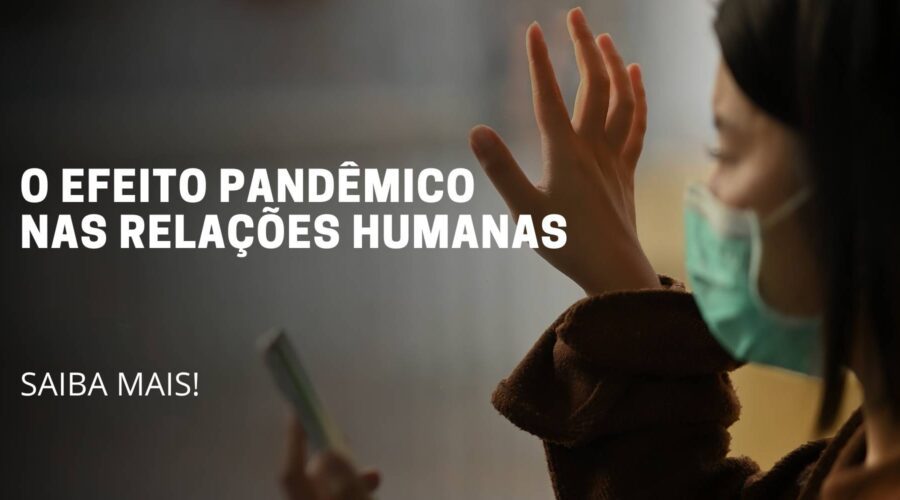 A imagem deste artigo reflete 1 pessoa em pé olhando através da janela e no meio da imagem está escrito o título do artigo: O efeito pandêmico nas relações humanas
