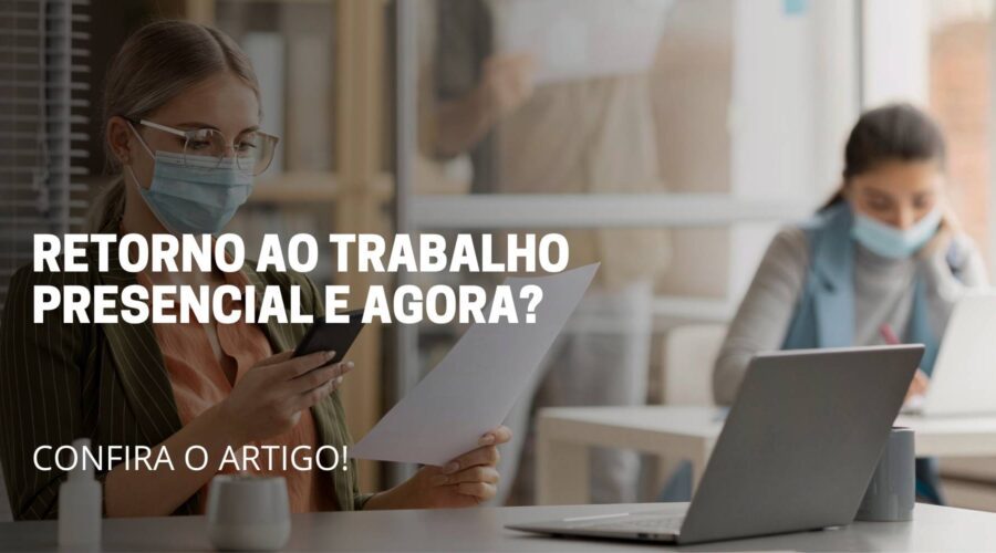 A imagem deste artigo reflete 2 pessoas sentada usando máscara, sendo que uma delas está mexendo no celular com um documento na mão e no meio da imagem está escrito o título do artigo: Retorno ao trabalho presencial