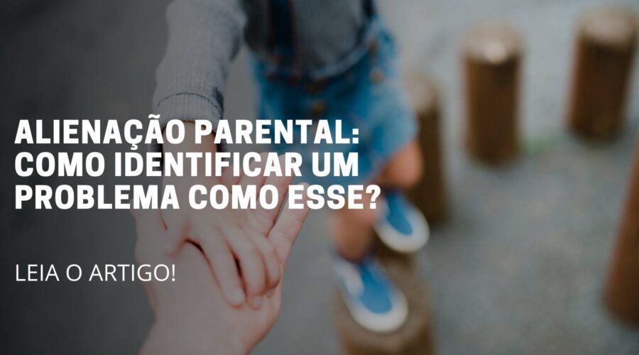 A imagem deste artigo reflete 1 adulto e um criança, onde o adulto está segurando a mão da e no meio da imagem está escrito o título do artigo: Alienação Parental: como identificar um problema como esse?