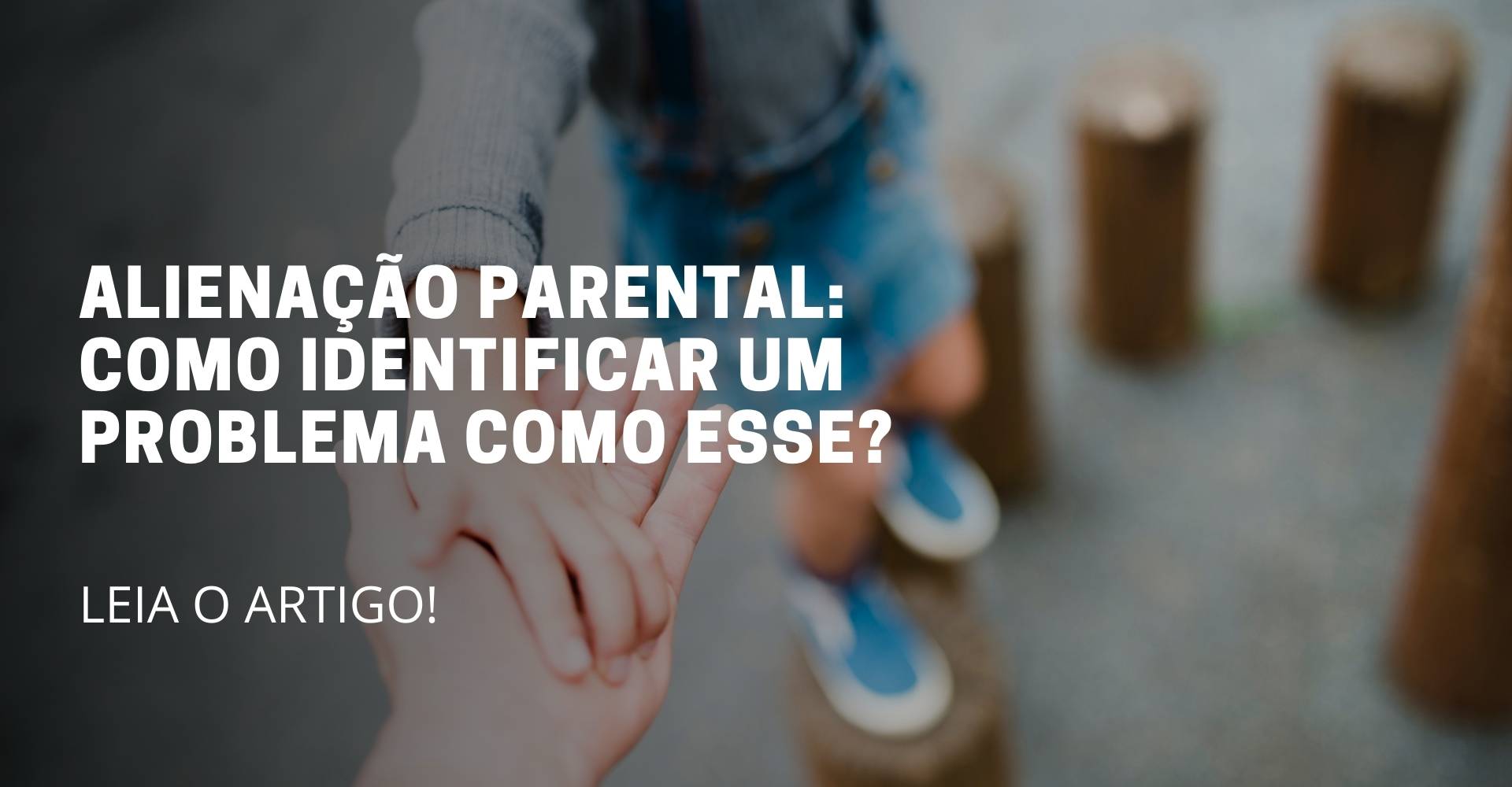 A imagem deste artigo reflete 1 adulto e um criança, onde o adulto está segurando a mão da e no meio da imagem está escrito o título do artigo: Alienação Parental: como identificar um problema como esse?
