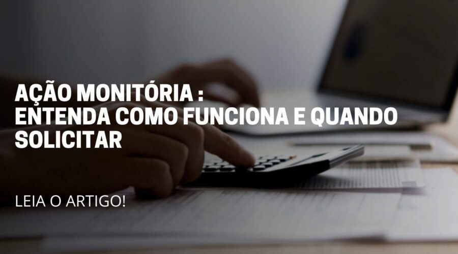 A imagem reflete uma pessoa fazendo contas em uma calculadora, e no meio da imagem reflete o nome do artigo: Ação monitória, entenda como funciona e quando solicitar