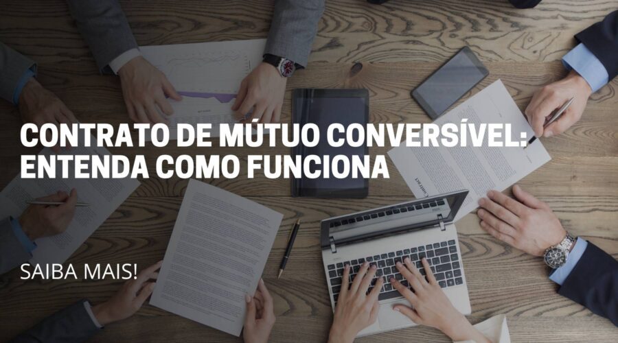 A imagem deste artigo reflete algumas pessoas sentadas analisando contratos e no meio da imagem está escrito o título do artigo: Contrato de mutuo conversível entenda como funciona