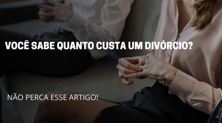 A imagem reflete um casal sentado no sofa retirando a aliança do dedo, e no meio da imagem reflete o nome do artigo: Quando custa um divórcio