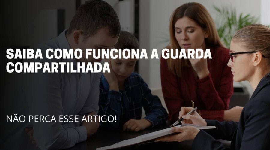 A imagem reflete um pai, mãe e filho diante de uma advogada explicando sobre guarda compartilhada, no meio da imagem tem o nome do titulo: Saiba como funciona a guarda compartilhada
