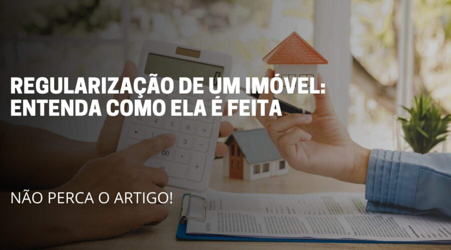 A imagem reflete suas pessoas conversando sobre documentação. Título do artigo: Regularização de um imóvel: Entenda como ela é feita