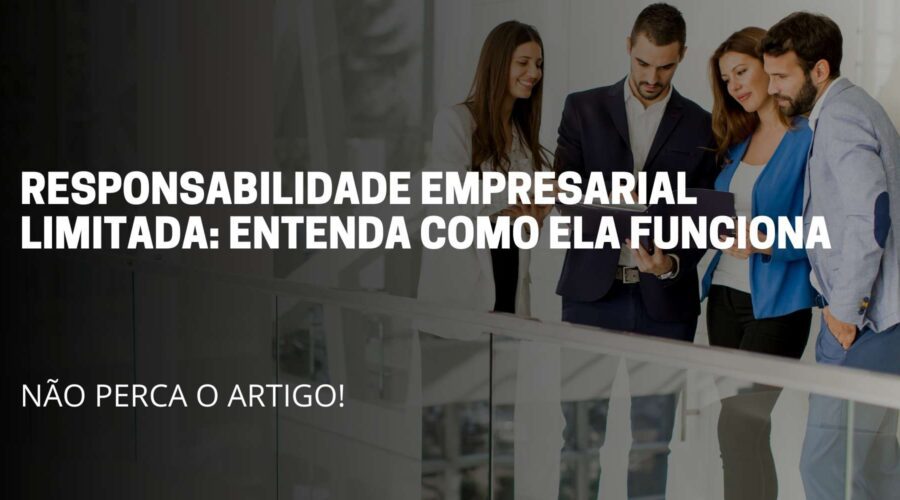 A imagem reflete 4 sócios lendo um documento. Titulo do artigo: Responsabilidade empresarial limitada: Entenda como ela funciona