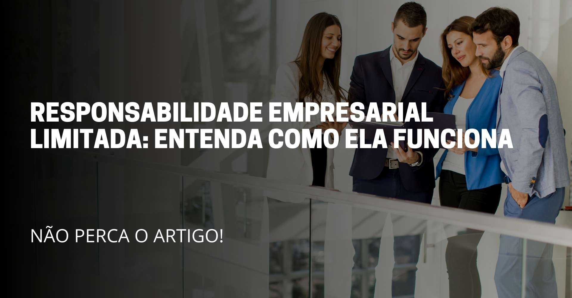 A imagem reflete 4 sócios lendo um documento. Titulo do artigo: Responsabilidade empresarial limitada: Entenda como ela funciona