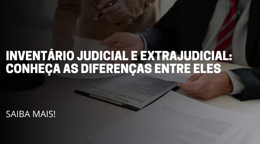 A imagem reflete um advogado e uma moça com a caneta na mão vendo um documento. No meio da imagem reflete o título do artigo: Inventário Judicial e Extrajudicial. Conheça as diferenças entre eles