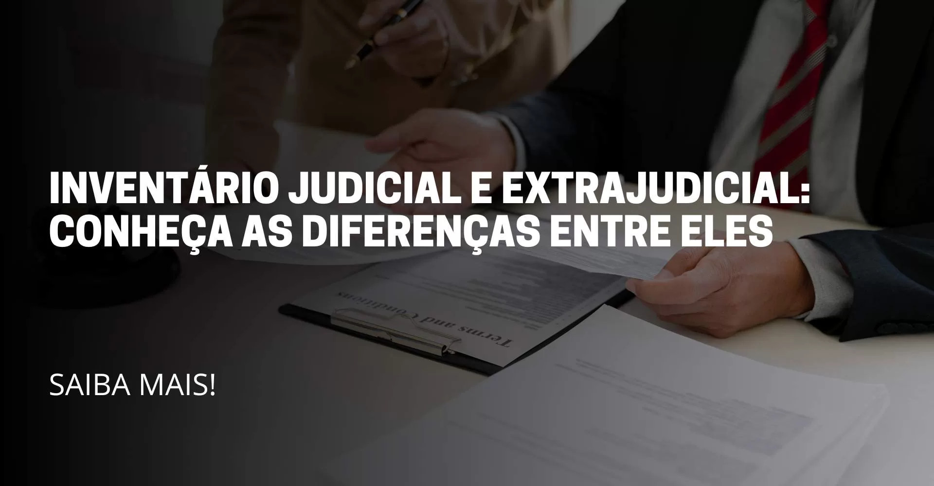 A imagem reflete um advogado e uma moça com a caneta na mão vendo um documento. No meio da imagem reflete o título do artigo: Inventário Judicial e Extrajudicial. Conheça as diferenças entre eles