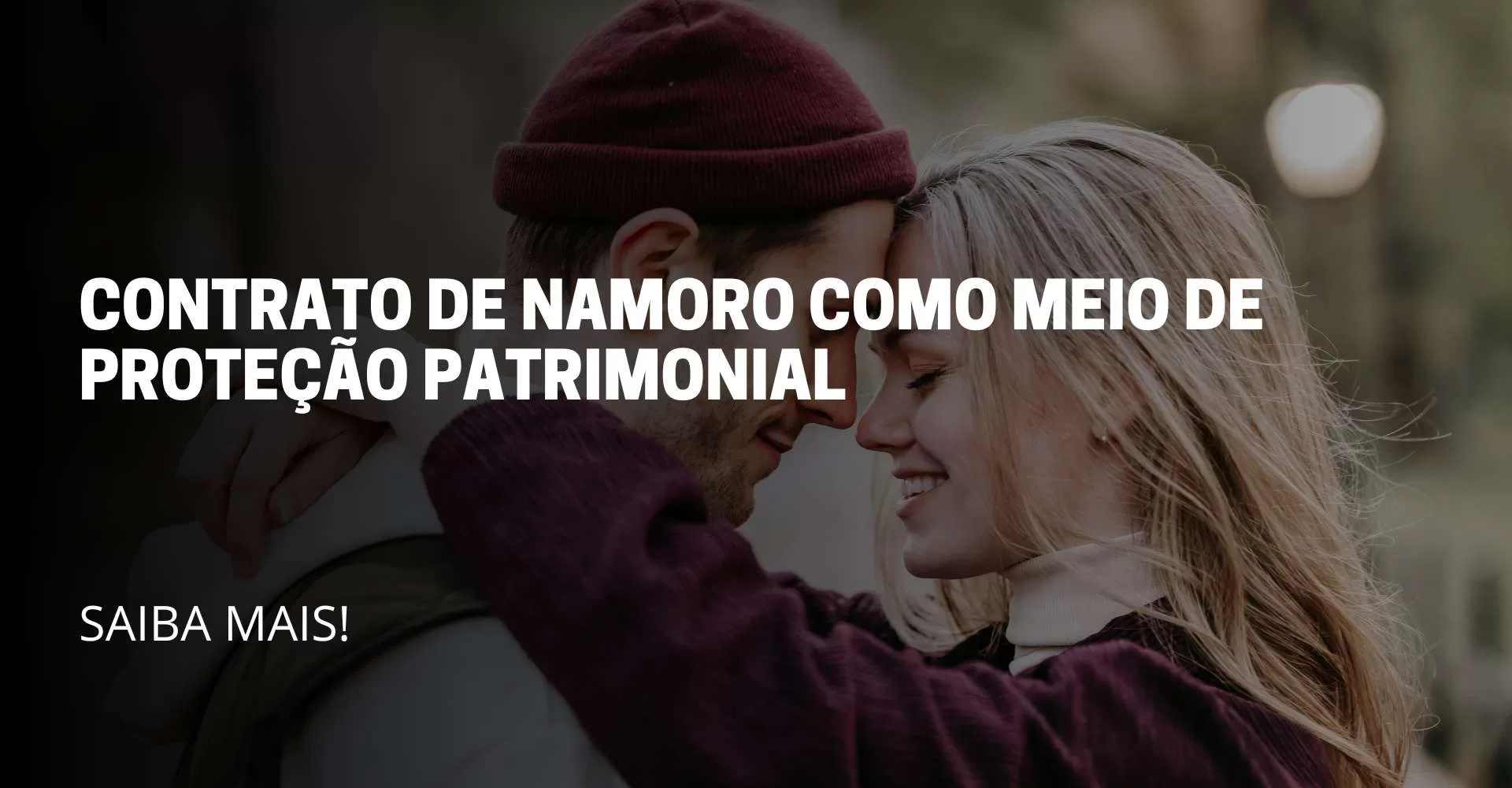 A foto reflete um casal se abraçando no meio de um parque, no meio da imagem reflete a imagem do título: Contrato de namoro como meio de proteção patrimonial