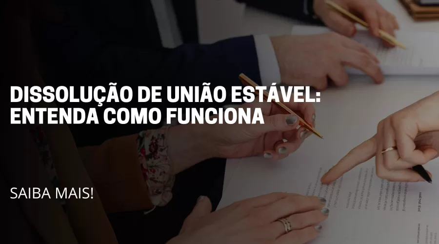 A imagem reflete uma casal assinando a dissolução de união estável